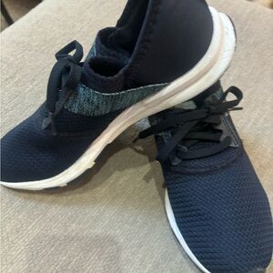 Womens Size 7.5 New Balance Nergize Navy Sneakers EUC. Lightly worn.